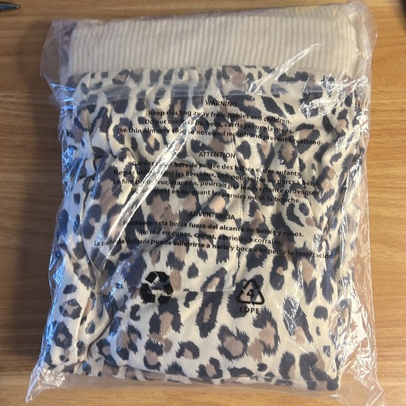 2 piece pajama Set Leopard NWT - Picture 2 of 2